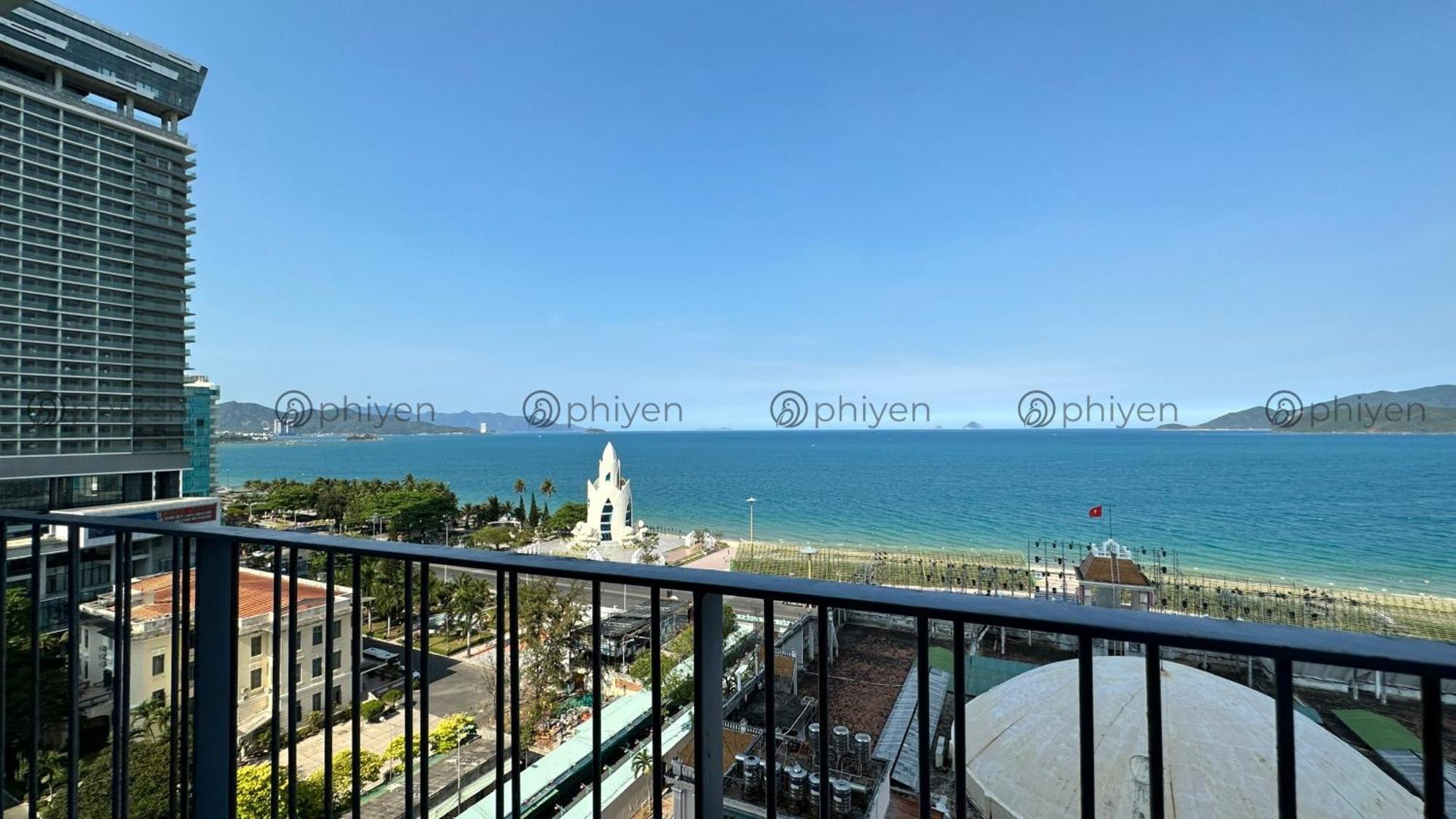 Appartamento Căn hộ sang trọng đối diện biển và quảng trường Nha Trang Esterno foto