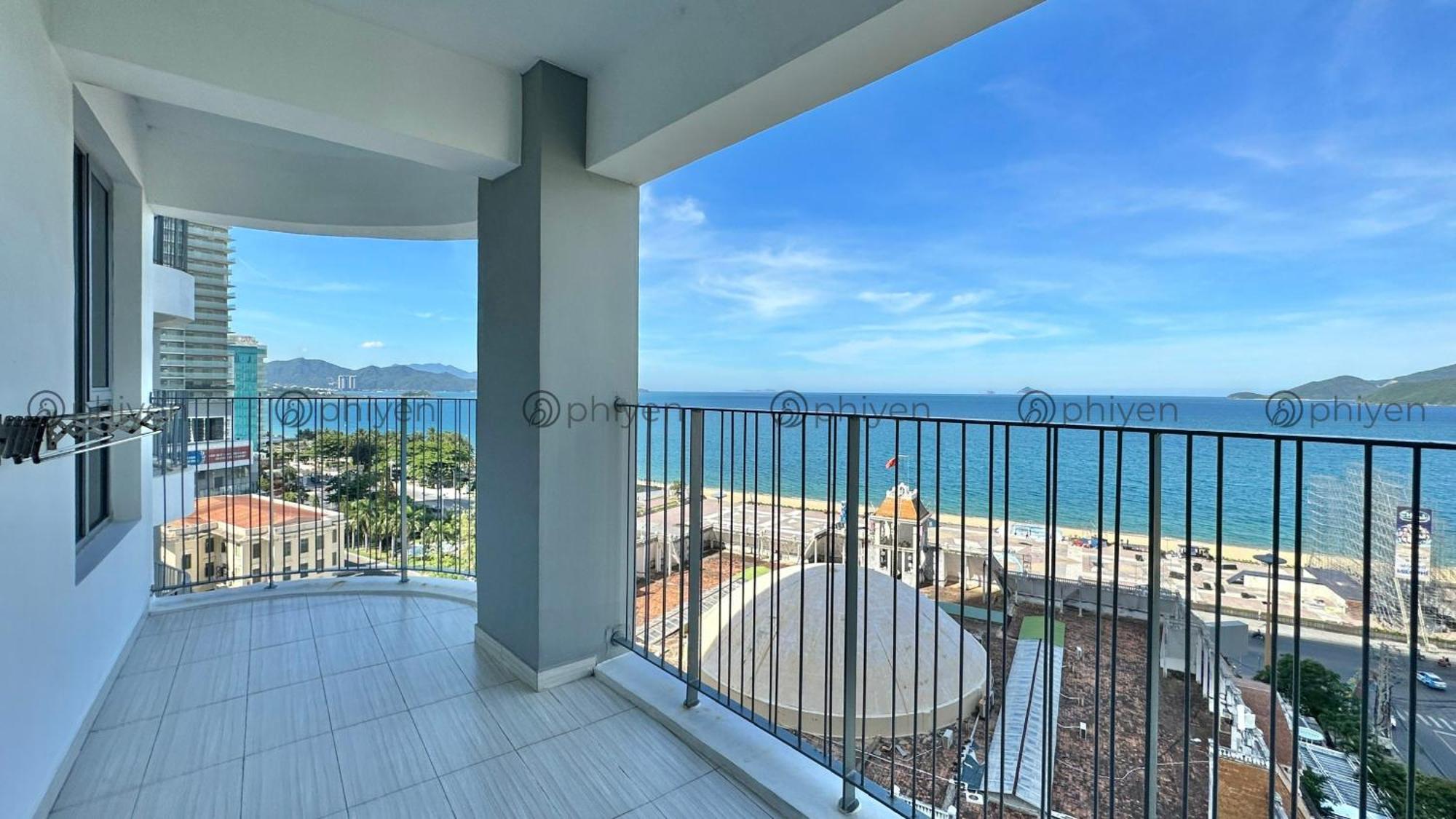 Appartamento Căn hộ sang trọng đối diện biển và quảng trường Nha Trang Esterno foto