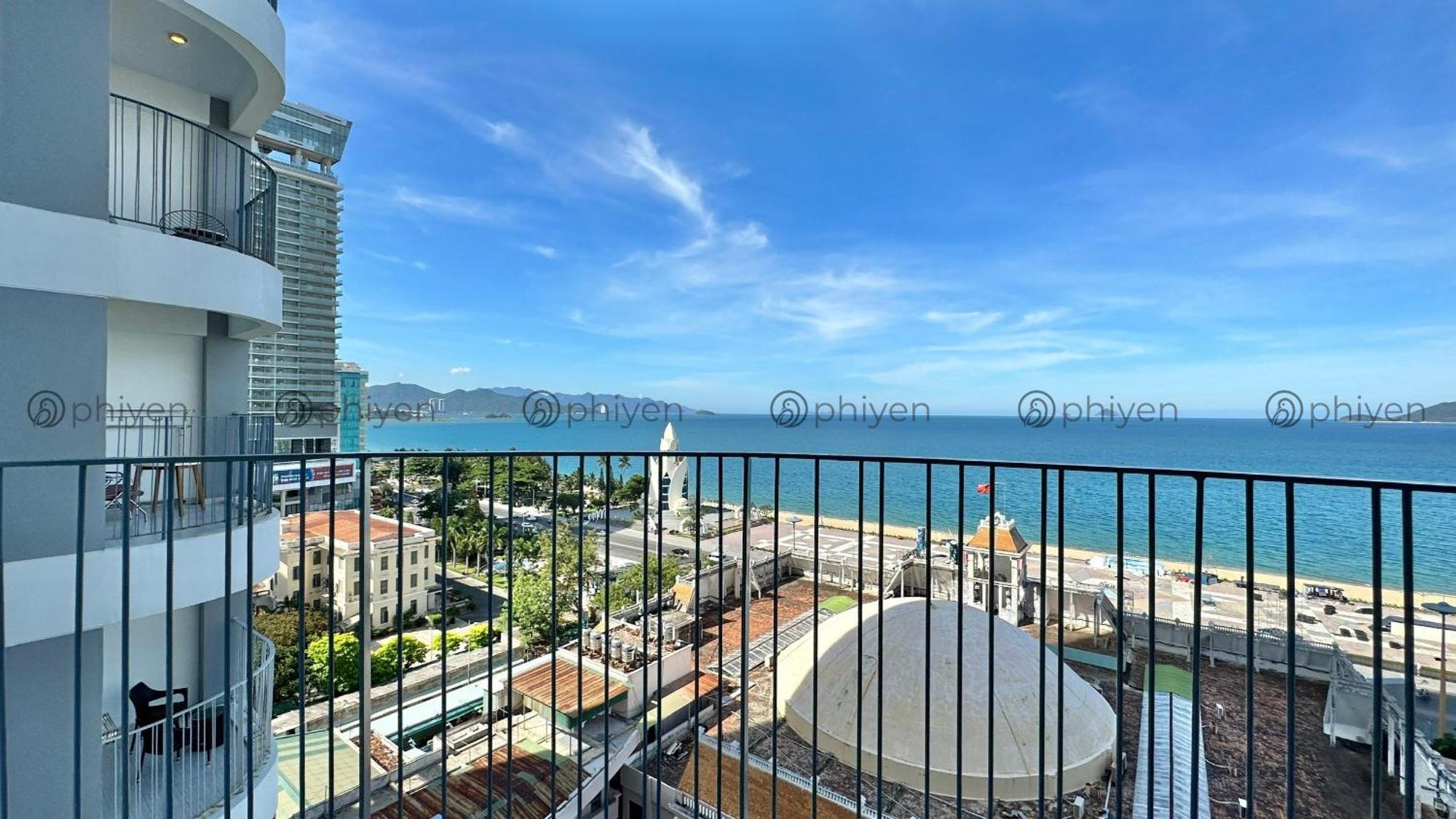 Appartamento Căn hộ sang trọng đối diện biển và quảng trường Nha Trang Esterno foto