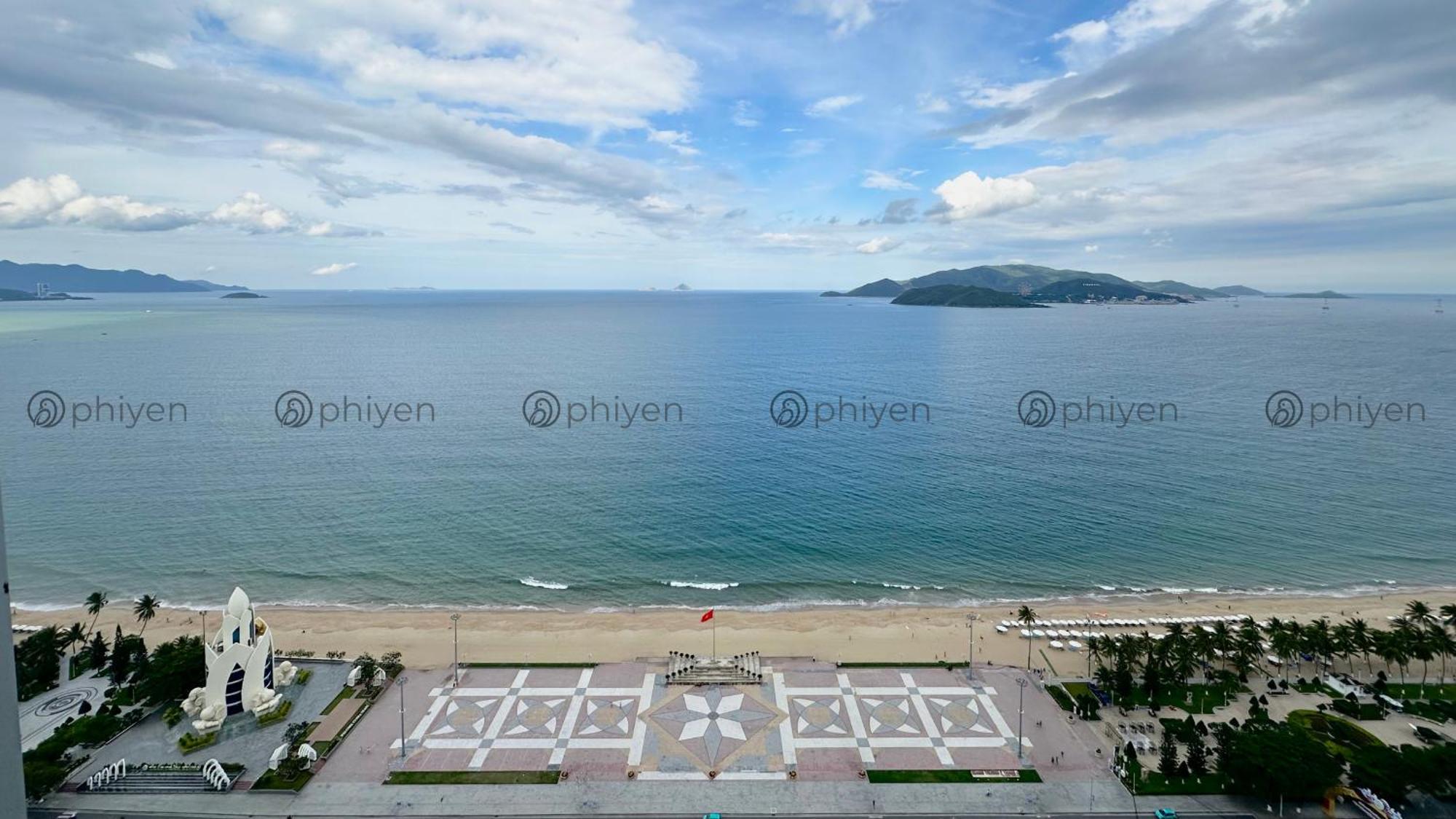 Appartamento Căn hộ sang trọng đối diện biển và quảng trường Nha Trang Esterno foto